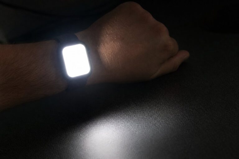 تصویر شاخص: چگونه چراغ قوه (Flashlight) ساعت را فعال کنیم؟ – ساعت و گجتهای هوشمند